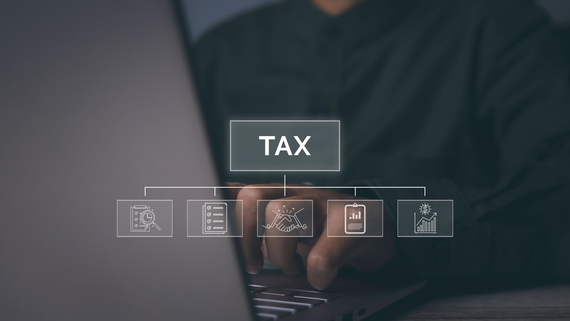 Empresario que usa la computadora para completar el formulario de declaración de impuestos individuales en línea para el pago de impuestos.