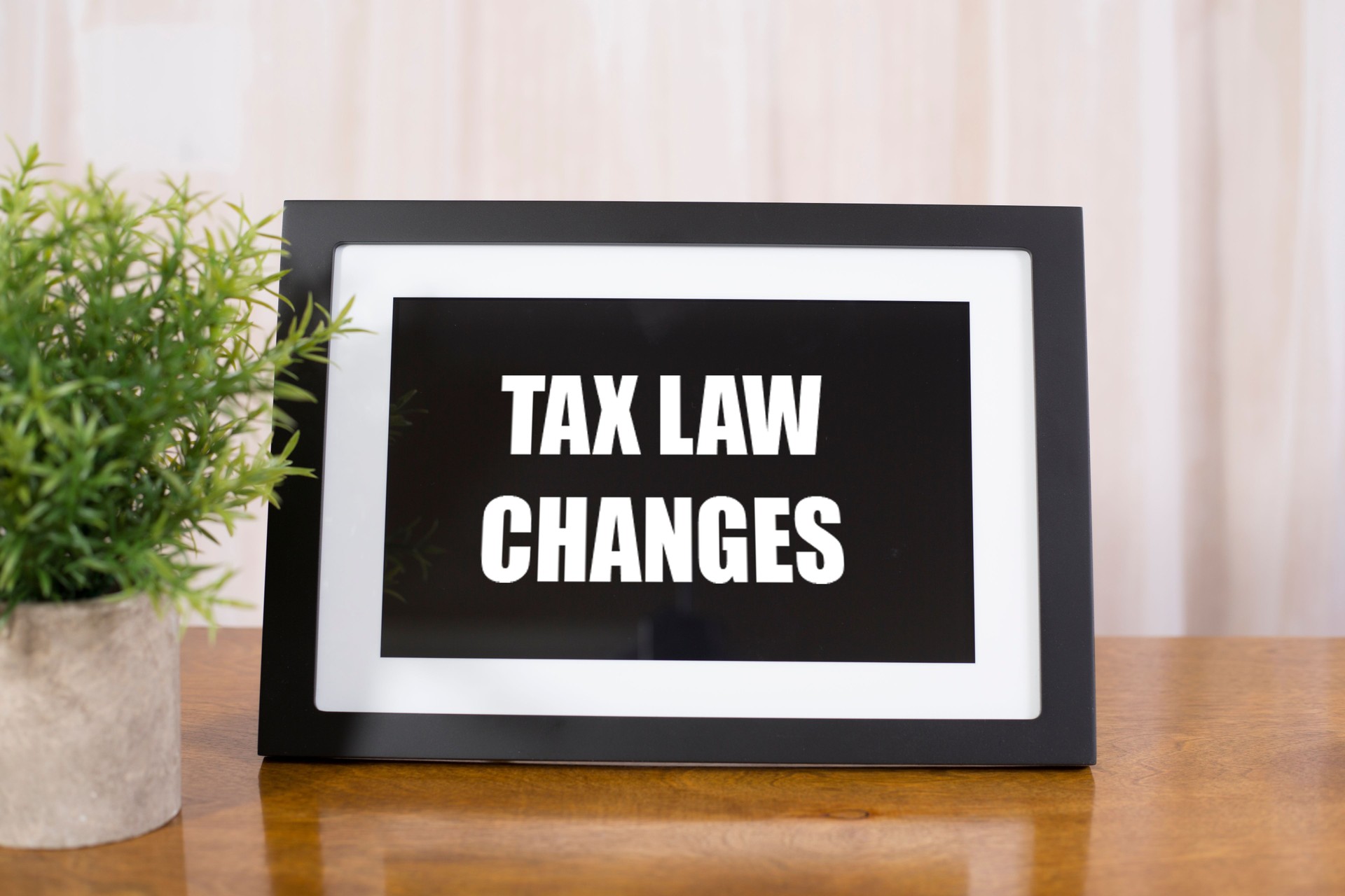 LV Formularios anuales de impuestos sobre la renta del IRS de los Estados Unidos.  Recordatorio de tiempo de preparación de impuestos en tableta digital.